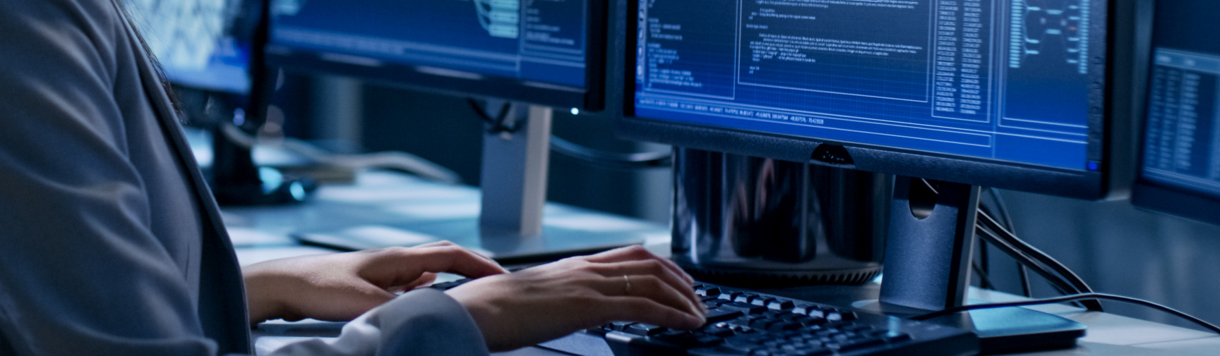 Dva programátoři, kteří programují na počítačích